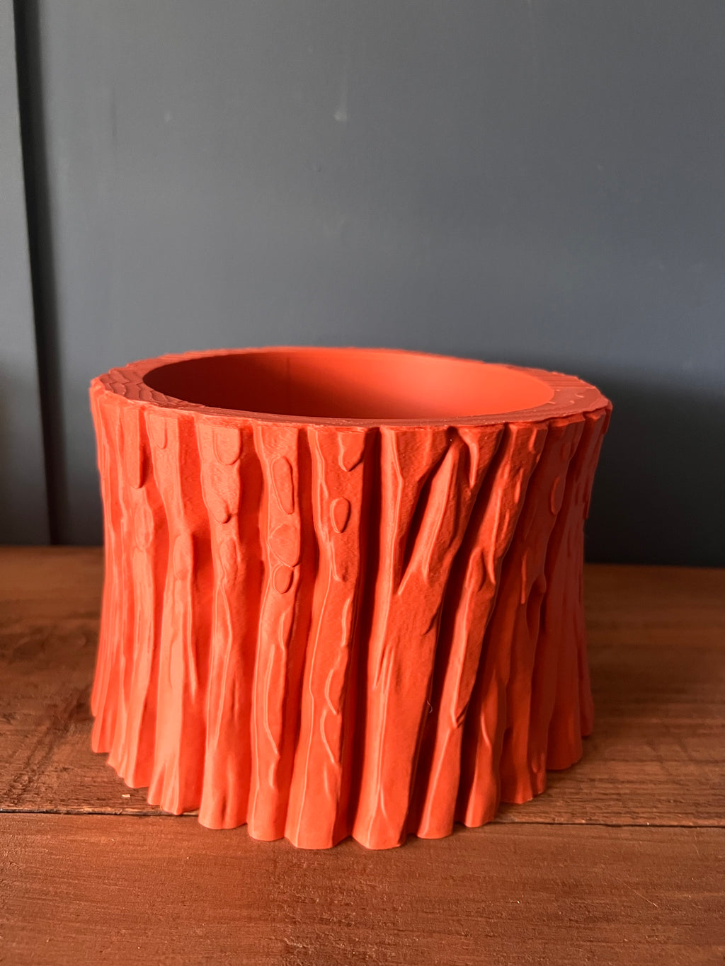 large tree stump–shaped pot 🌿